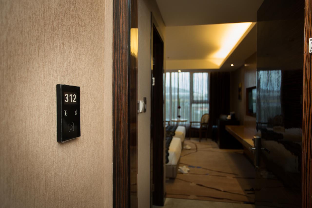 לגאזפי Lotus Blu Hotel מראה חיצוני תמונה